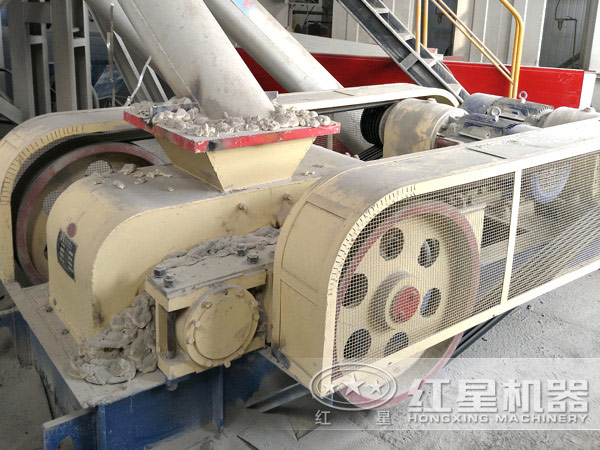 對(duì)輥制砂機(jī)工作現(xiàn)場 對(duì)輥制砂機(jī)工作現(xiàn)場