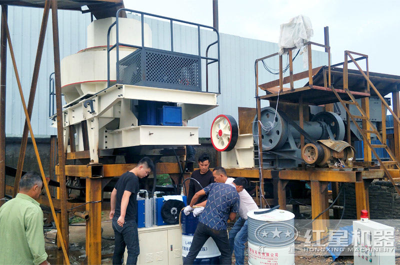 治沙機安裝現(xiàn)場實拍 治沙機安裝現(xiàn)場實拍