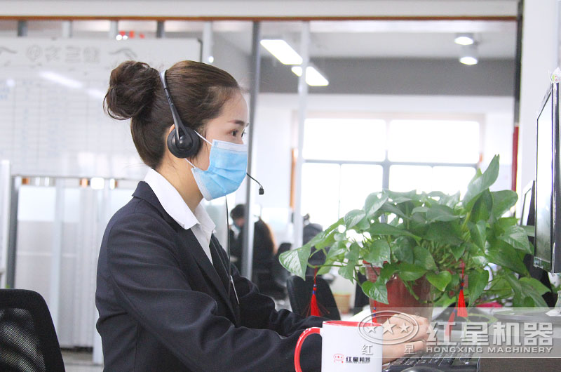 24小時(shí)客服全身心工作，用專注點(diǎn)亮了責(zé)任