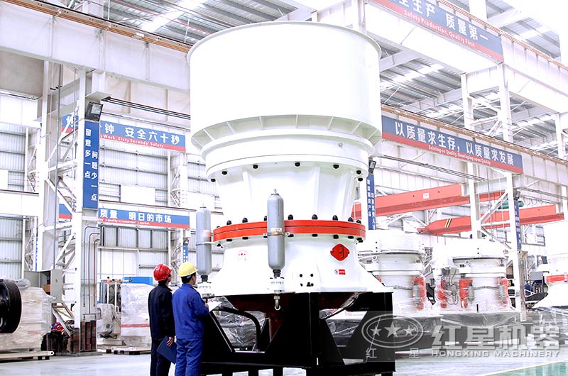 技術(shù)工程師正在檢查單缸圓錐破碎機 技術(shù)工程師正在檢查單缸圓錐破碎機