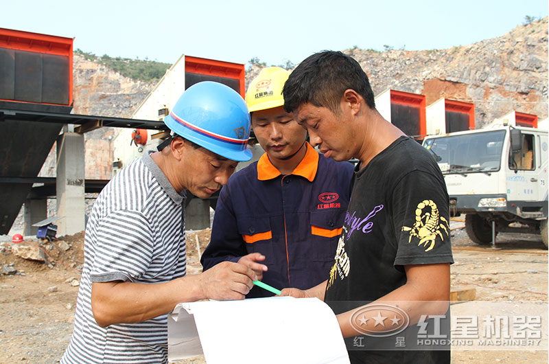 技術(shù)師傅在施工現(xiàn)場指導(dǎo)培訓操作人員