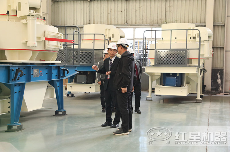 技術(shù)經(jīng)理在為來(lái)廠參觀的用戶(hù)詳細(xì)講解制砂設(shè)備