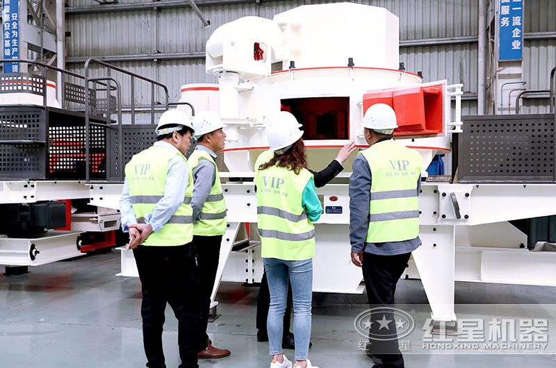 用戶到廠參觀，近距離考察制沙機(jī)設(shè)備