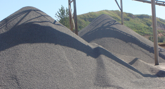 時(shí)產(chǎn)50噸對(duì)輥式制砂機(jī)工作視頻放送，多角度了解設(shè)備生產(chǎn)