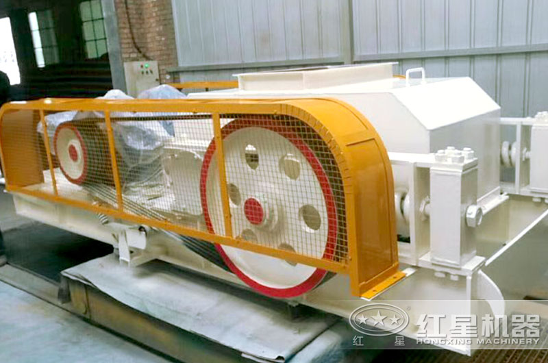 時(shí)產(chǎn)50噸對(duì)輥式制砂機(jī)工作視頻放送，多角度了解設(shè)備生產(chǎn)