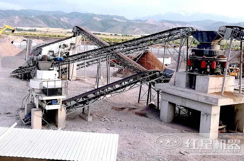 花崗巖生產(chǎn)線現(xiàn)場(chǎng)，圓錐破和制砂機(jī)