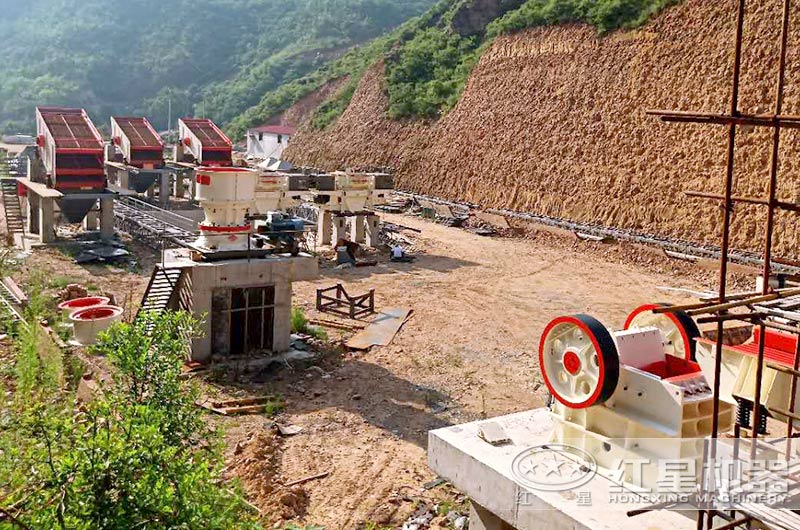 沙廠生產(chǎn)線安裝安裝中，石料粉碎設(shè)備有鄂破、圓錐破和制砂機