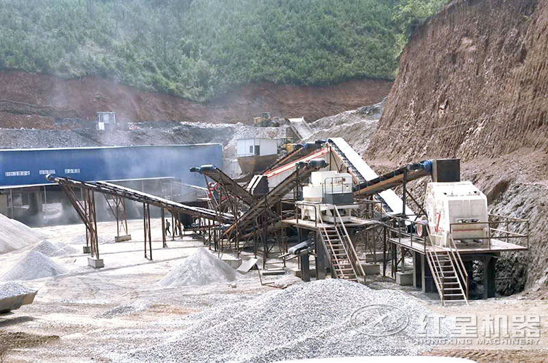 制砂機生產(chǎn)線現(xiàn)場，破碎軟料
