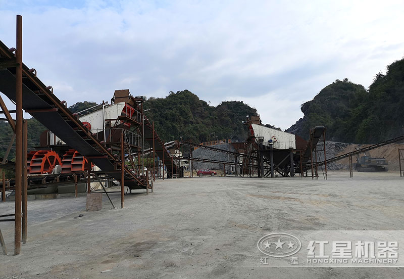 方案三配置現(xiàn)場(chǎng)：破碎機(jī)+制砂機(jī)+洗砂機(jī)，費(fèi)用80萬以上