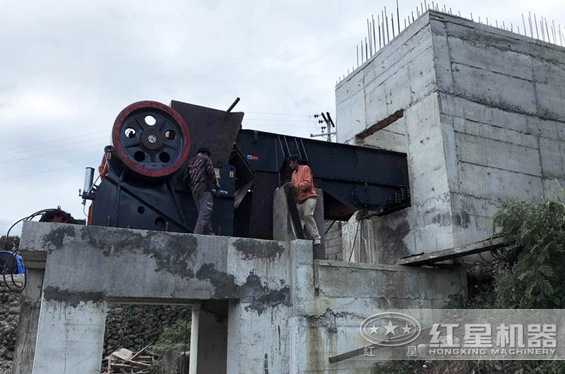 大型鱷式碎石機(jī)設(shè)備不同、型號不同、報價不同