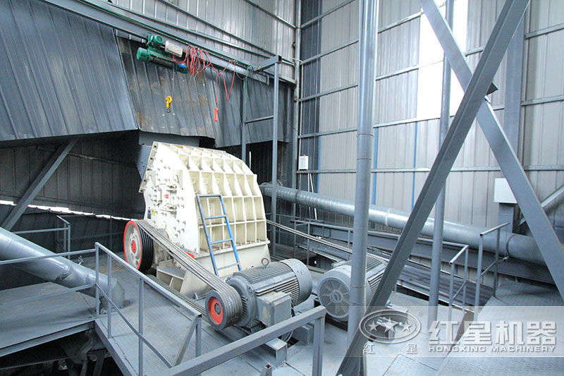 錘式破碎機安裝現(xiàn)場，僅需一臺設備足以